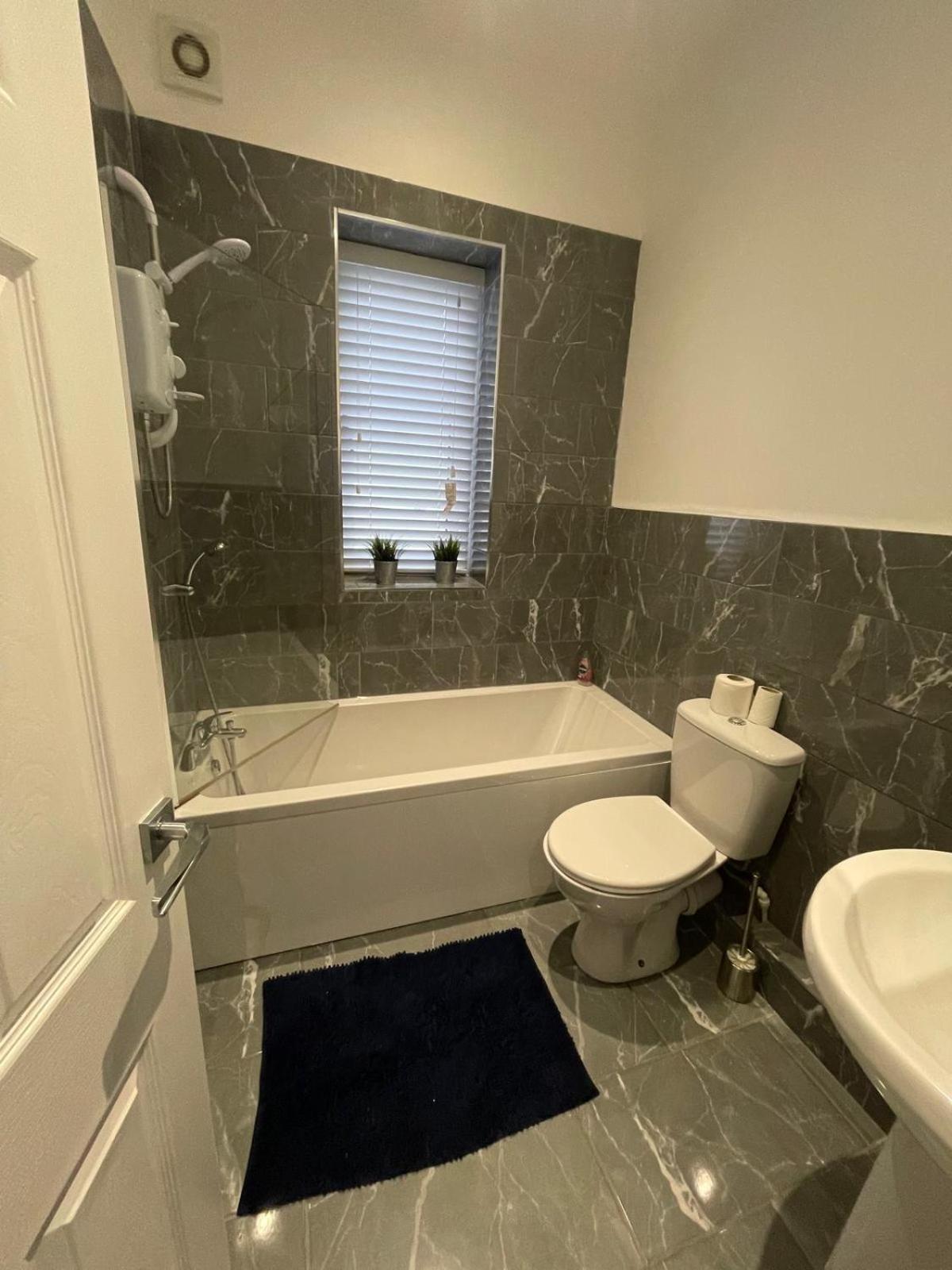 Spacious 2 Bedroom Apartment Liverpool Exteriör bild